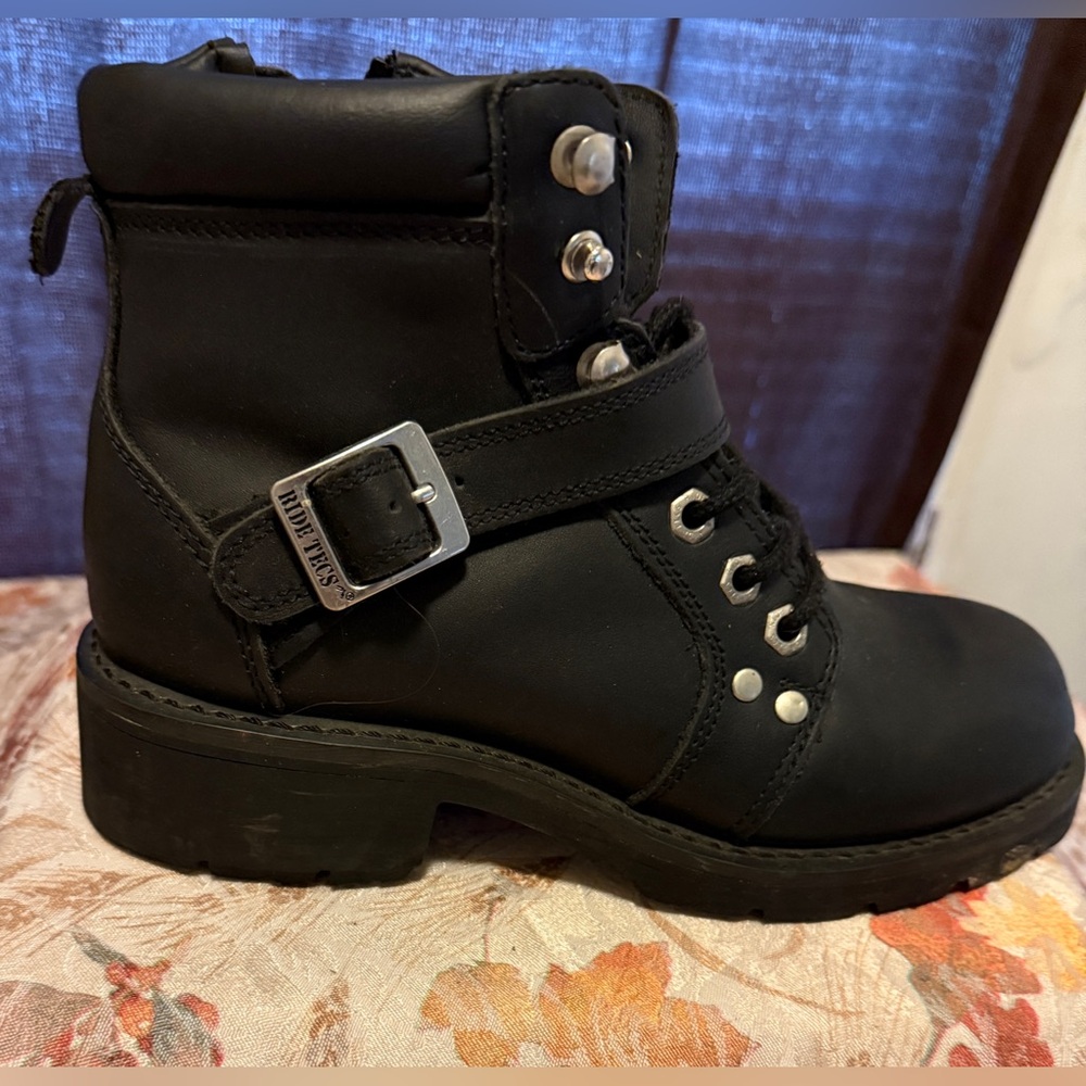 RIDE TECS EUC  Brand MENS 6.5 or Women's Size 8 Black Ankle Boots with Buckle